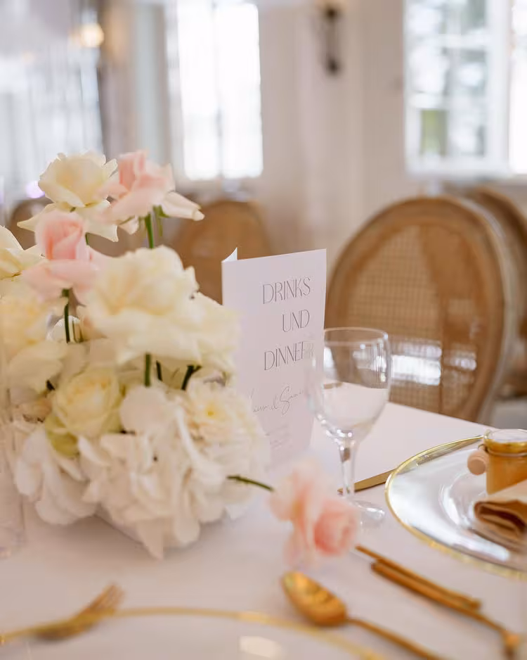 Hochzeitstisch mit Blumen, Gedeck und Menükarte