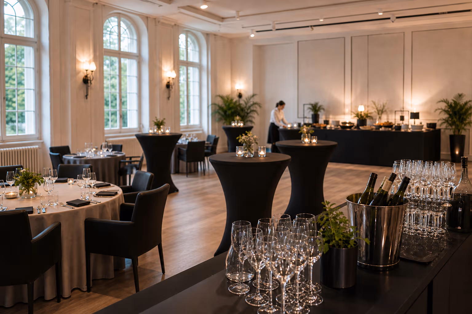 Stilvolles Location- und Eventsetup mit Bar, Gläsern und gedeckten Tischen